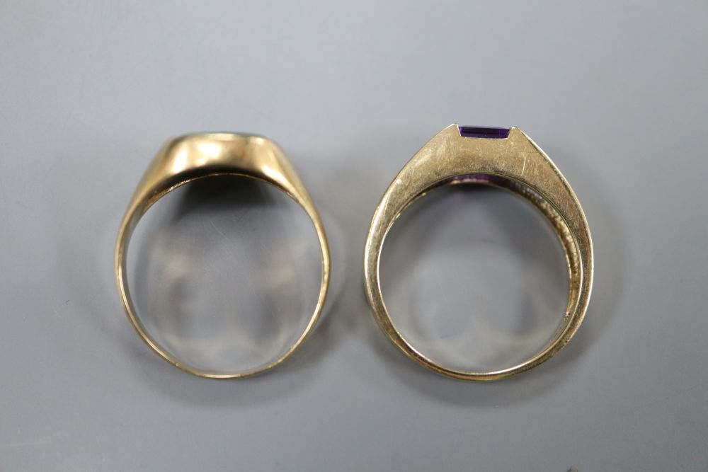 A modern 9ct gold, amethyst and diamond chip dress ring, size X and a 9ct gold and hardstone set signet ring, size V,